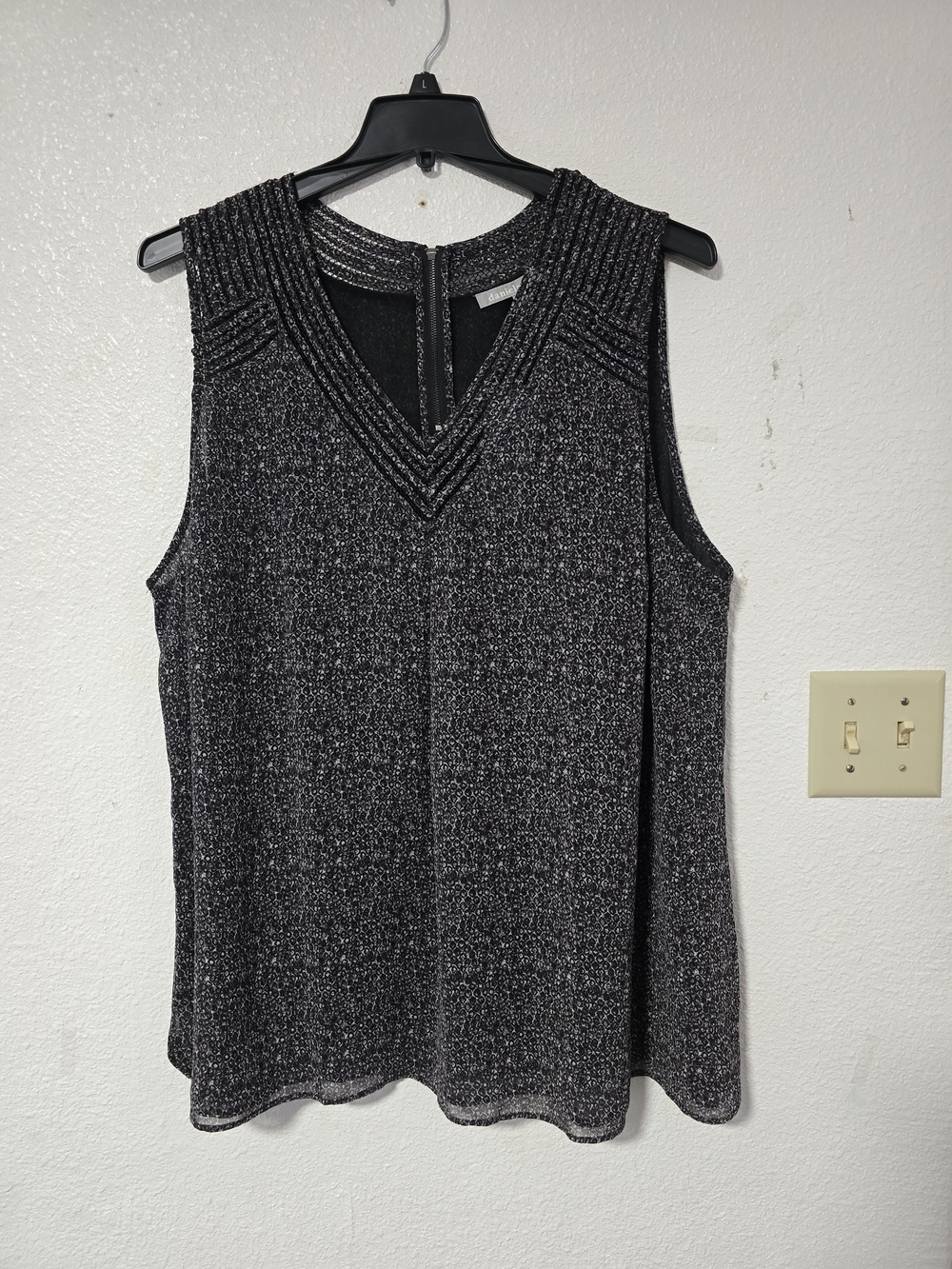 Daniel Rainn Black Metallic V-Neck Sleeveless Camisole